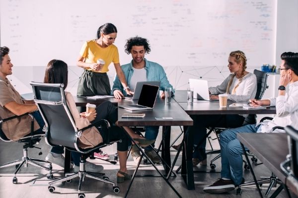 Grupo de personas en la oficina