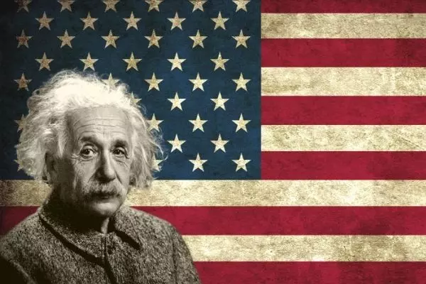 Albert Einstein frente a la bandera de Estados Unidos
