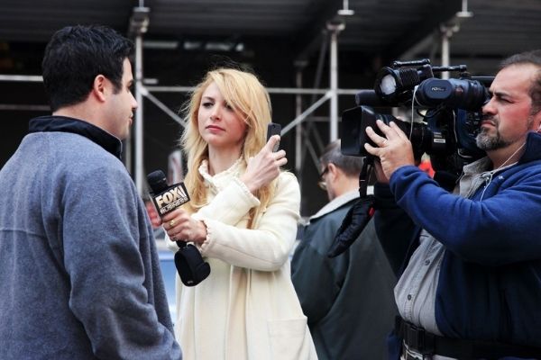 Los periodistas pueden obtener una visa I para los Estados Unidos. Periodista de televisión durante entrevista