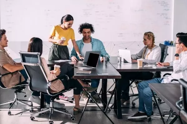 Con un trabajo en los Estados Unidos, puede obtener una tarjeta verde. Equipo en la reunión en la oficina