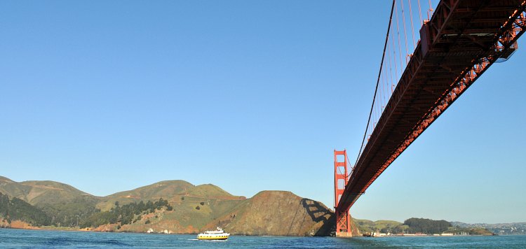 La parte inferior del puente Golden Gate en el crucero Golden Gate en SF