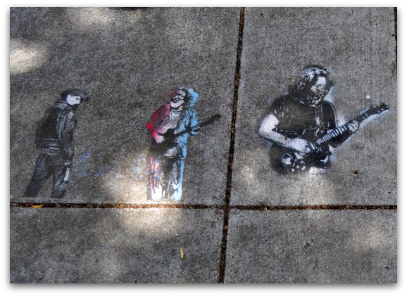 Emblemas en la acera frente a una de las casas muertas de Grateful en San Francisco.